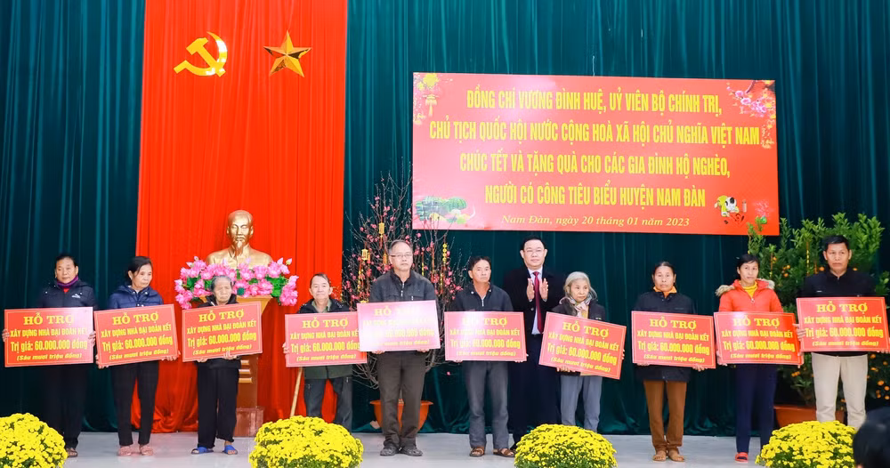 Chủ tịch Quốc hội trao hỗ trợ xây dựng 10 nhà đại đoàn kết. (Ảnh: THÀNH DUY)