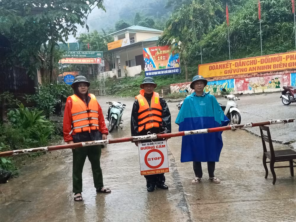 Lập các chốt chặn ở những đoạn bị ngập nước nguy hiểm.