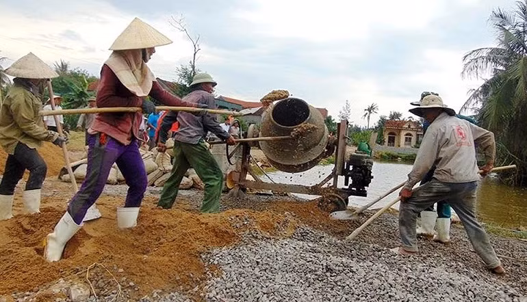 Người có uy tín đã tích cực tuyên truyền, vận động nhân dân đóng góp mở rộng các tuyến đường giao thông nông thôn.