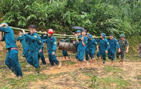Lực lượng chức năng khênh bom đi tiêu hủy.