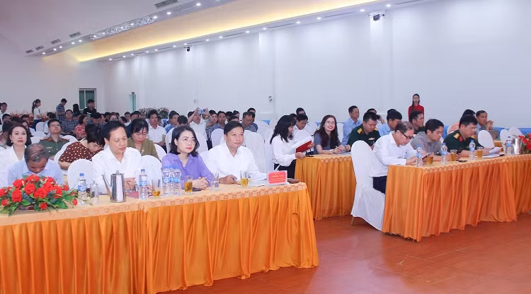 Các đại biểu trao đổi, giải đáp những vấn đề thực tiễn công tác dân vận ở cơ sở.