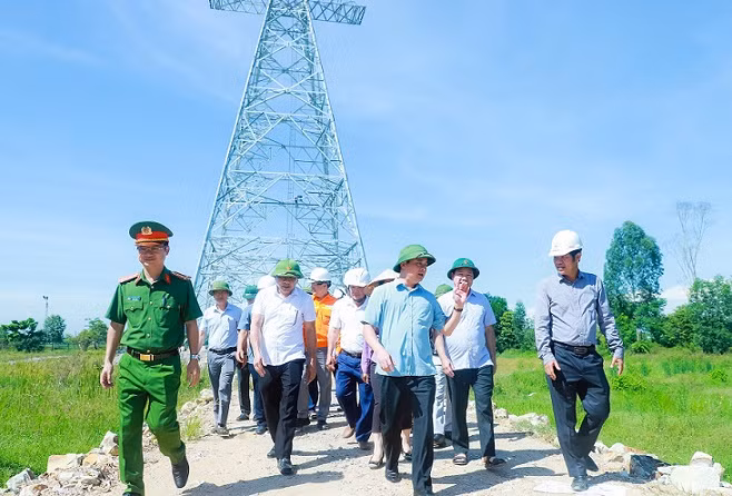 Kiểm tra, đôn đốc tiến độ thi công cột điện VT 422 ở Đô Thành (Yên Thành).