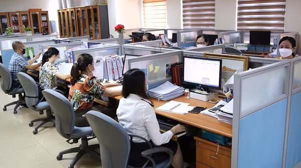 Cán bộ Cục Thuế Nghệ An giải quyết, hỗ trợ kê khai thuế cho người nộp thuế.