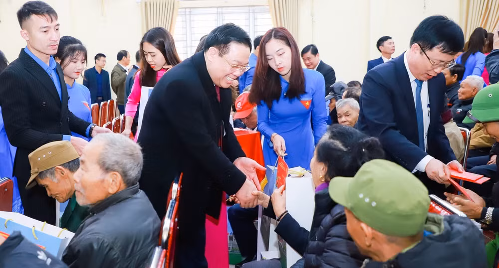 Chủ tịch Quốc hội Vương Đình Huệ thăm hỏi, tặng quà cho các gia đình có hoàn cảnh khó khăn của huyện Nam Đàn.