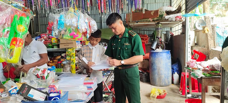 Lựa chọn đồ dùng học tập và sách vở cho các con nuôi Biên phòng chuẩn bị vào năm học mới 2023-2024.