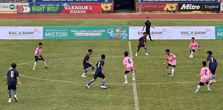 Ngay sau buổi lễ khai mạc đã diễn ra trận đấu đầu tiên giữa Thiếu niên thị xã Hoàng Mai và Thiếu niên Hưng Nguyên với kết quả 3-2 nghiêng về đội Thiếu niên thị xã Hoàng Mai.