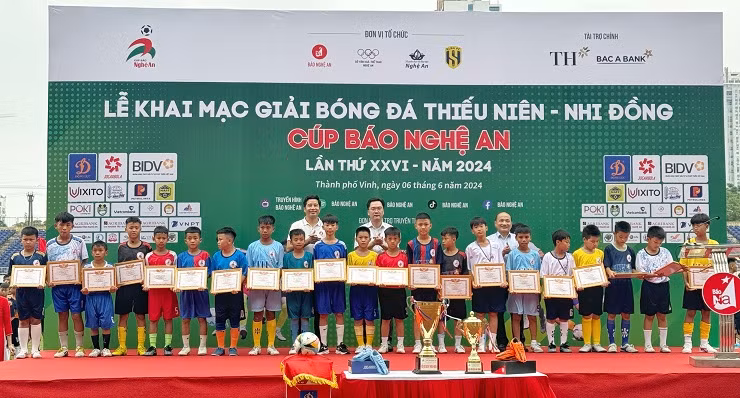 Những cầu thủ "học giỏi, đá bóng hay" được nhận quà tại lễ khai mạc mùa giải lần thứ 26.