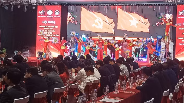 Chương trình văn nghệ chào mừng.
