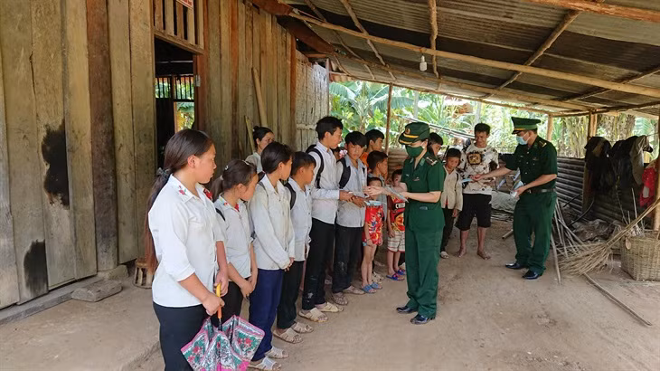 Tặng quà cho học sinh nghèo biên giới.