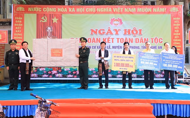 Đồng chí Nguyễn Xuân Thắng trao tặng 3 tỷ đồng hỗ trợ huyện Quế Phong phòng, chống thiên tai; 10 ngôi nhà, tổng trị giá 500 triệu đồng cùng nhiều phần quà khác.