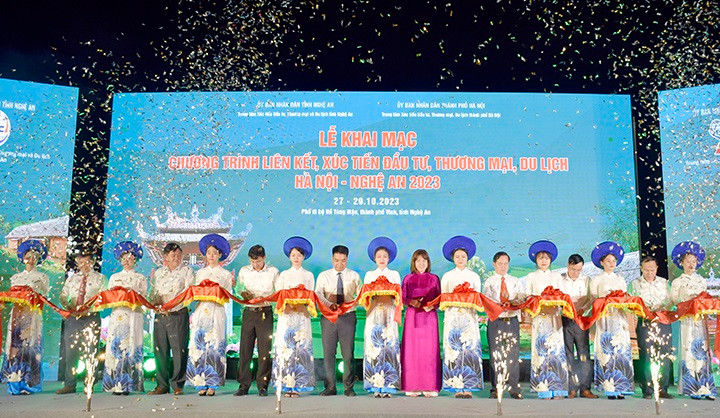 Cắt băng khai mạc chương trình.