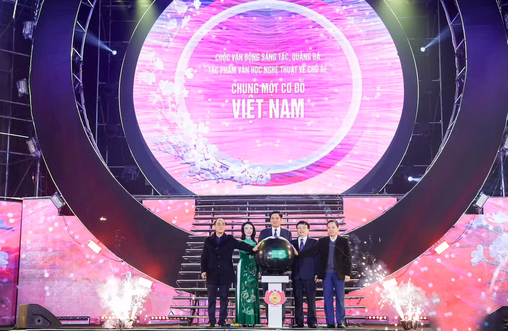 Các đại biểu thực hiện nghi thức phát động Cuộc vận động sáng tác, quảng bá tác phẩm văn học, nghệ thuật với chủ đề “Chung một cơ đồ Việt Nam”.