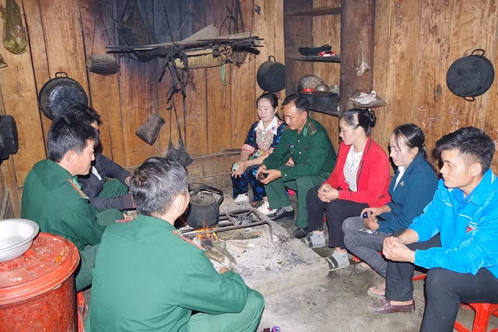 Bộ đội Biên phòng Nghệ An luôn gần gũi đồng bào vùng biên giới để tuyên truyền chấp hành tốt các đường lối, chủ trương của Đảng, chính sách, pháp luật của Nhà nước. (Ảnh: HẢI THƯỢNG)