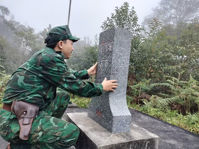 Mốc quốc giới giữ nguyên hiện trạng, không bị xê dịch, an toàn sau mưa lũ. Mốc quốc giới giữ nguyên hiện trạng, không bị xê dịch, an toàn sau mưa lũ.