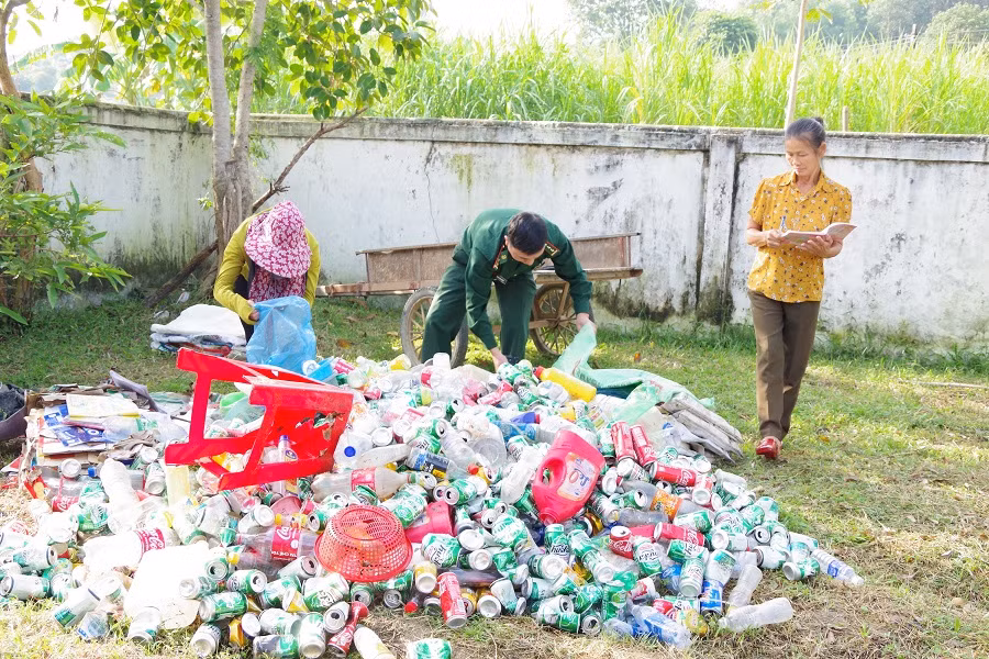 Chị em phụ nữ thôn Thủy Sơn thu gom phế liệu.