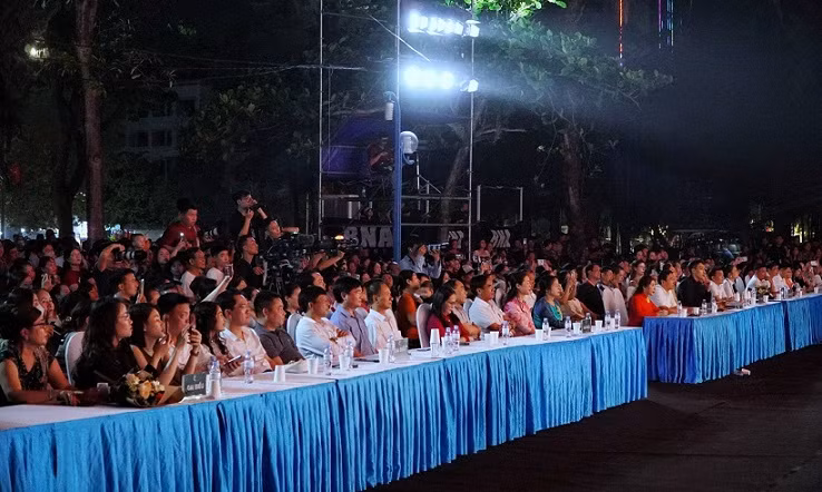 Đông đảo cán bộ và nhân dân thị xã Cửa Lò và vùng lân cận tham dự Lễ hội “Hoa Cúc biển” và Chung kết Cuộc thi “Nữ thanh niên thanh lịch” Cửa Lò năm 2024.