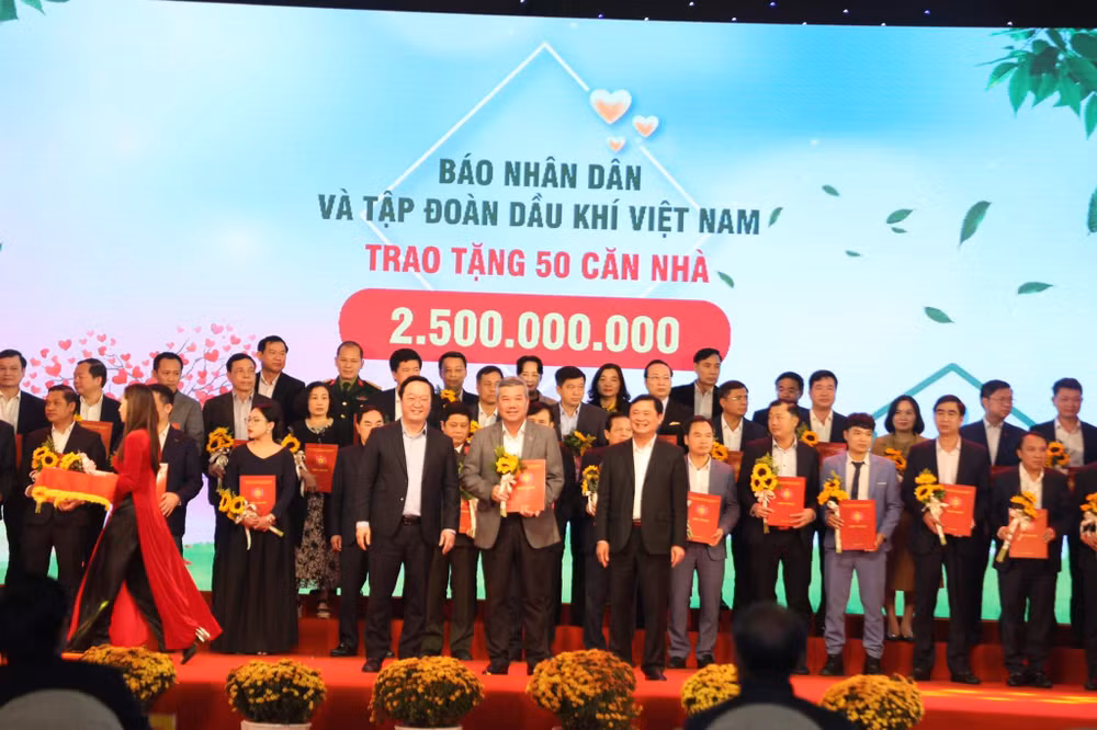 Báo Nhân Dân và Tập đoàn Dầu khí Việt Nam ủng hộ 2,5 tỷ đồng, ủng hộ xây dựng 50 căn nhà.