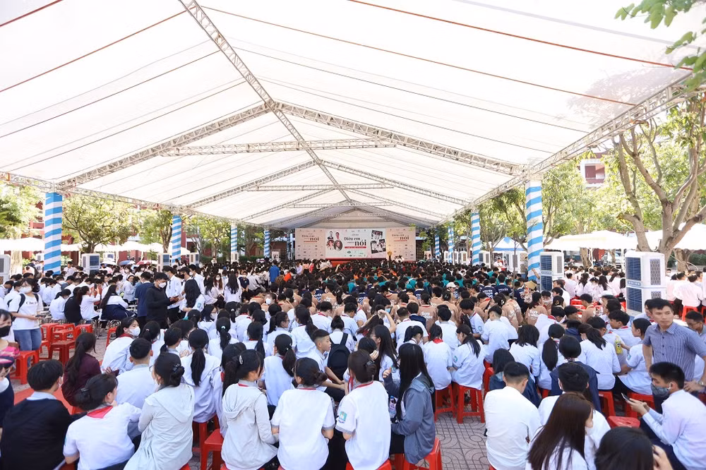 Đông đảo học sinh ở thành phố Vinh tham gia.