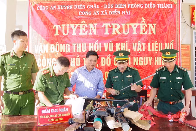Thu hồi vũ khí, vật liệu nổ, công cụ hỗ trợ ở xã Diễn Hải (Diễn Châu).