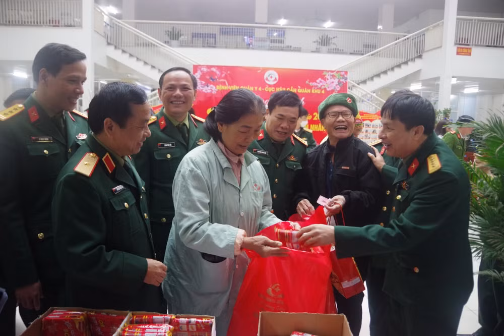 Vận động cán bộ, y bác sĩ bệnh viện tự nguyện quyên góp và tiếp nhận tài trợ từ các nhà hảo tâm để giúp bệnh nhân giảm bớt khó khăn.