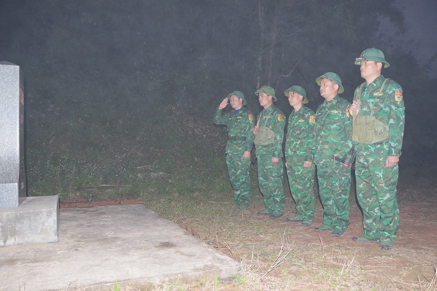 Để mọi người, mọi nhà đón Tết yên bình các chiến sĩ nơi biên cương vẫn tuần tra bảo vệ biên giới bất kể ngày đêm.