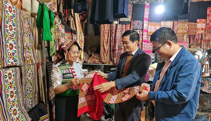 Du khách đến thăm quan và mua sắm các sản phẩm thổ cẩm ở bản Hoa Tiến. (Ảnh: Đình Phượng)
