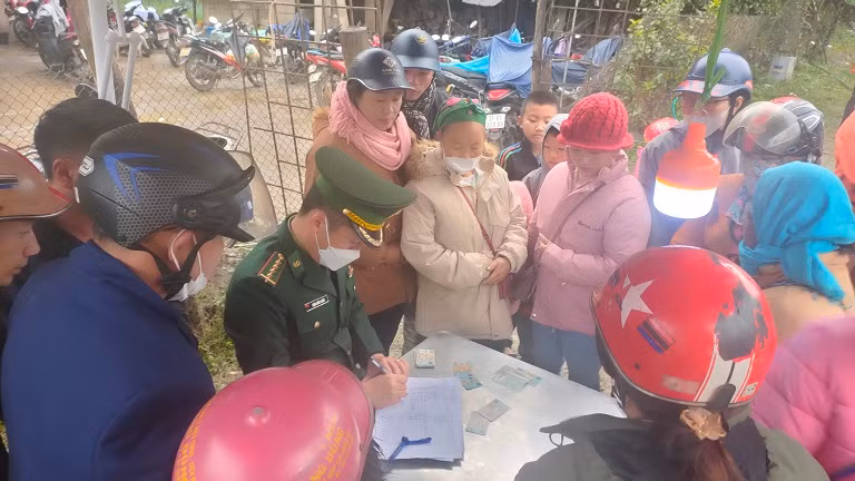 Cấp thẻ ra, vào chợ biên giới cho bà con.