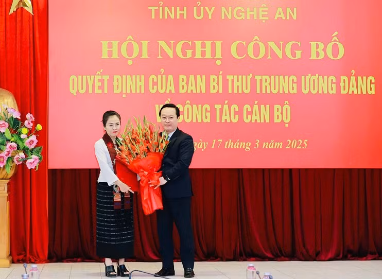 Bí thư Tỉnh ủy Nghệ An Nguyễn Đức Trung trao Quyết định của Ban Bí thư Trung ương Đảng chuẩn y chức vụ Phó Bí thư Tỉnh ủy Nghệ An (nhiệm kỳ 2020-2025) cho đồng chí Võ Thị Minh Sinh. 