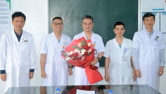 Lãnh đạo Bệnh viện Hữu nghị Đa khoa Nghệ An tặng hoa chúc mừng lãnh đạo Khoa Hồi sức tích cực đã cứu sống bệnh nhân có nguy cơ tử vong cao.