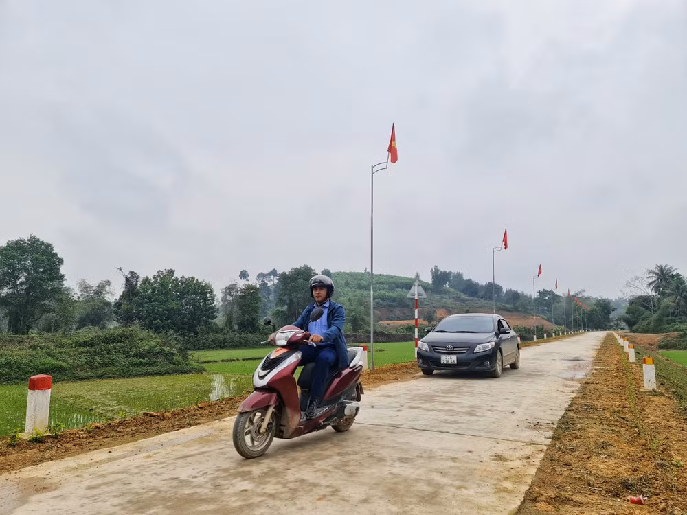 Những tuyến đường bê-tông mới làm khang trang ở Cao Sơn.