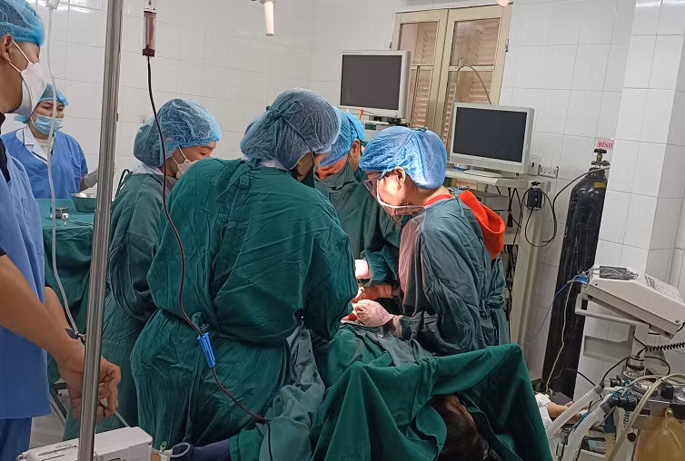 Bác sĩ Bệnh viện Sản Nhi và Bệnh viện Đa khoa Thanh Chương tiến hành phẫu thuật cấp cứu cho sản phụ. (Ảnh Từ Thành)