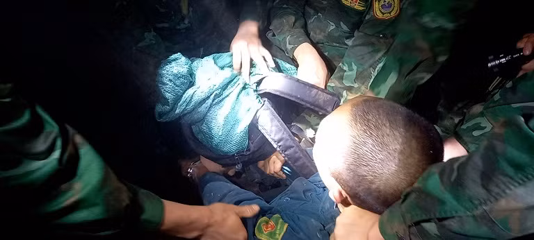 Lực lượng chức năng bắt giữ đối tượng.