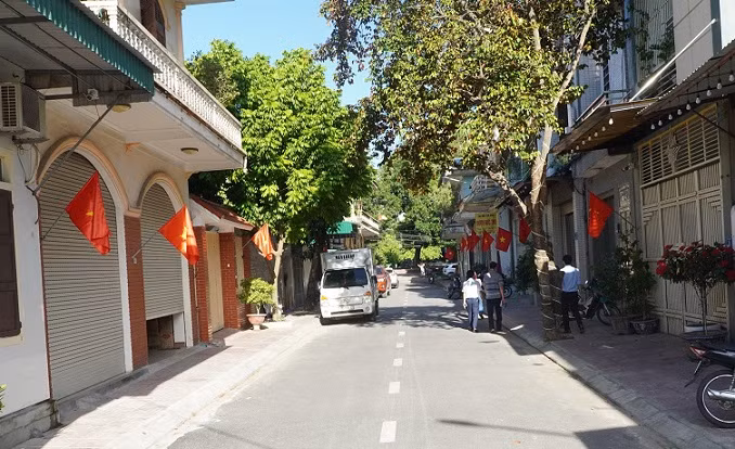 Tuyến đường ngõ 34, đường Đề Thám được nâng cấp bằng sự đóng góp của nhân dân. Tuyến đường ngõ 34, đường Đề Thám được nâng cấp bằng sự đóng góp của nhân dân.