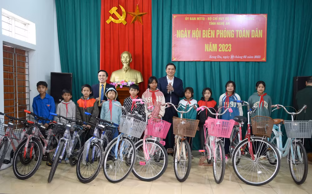 Trao xe đạp cho học sinh nghèo vượt khó.