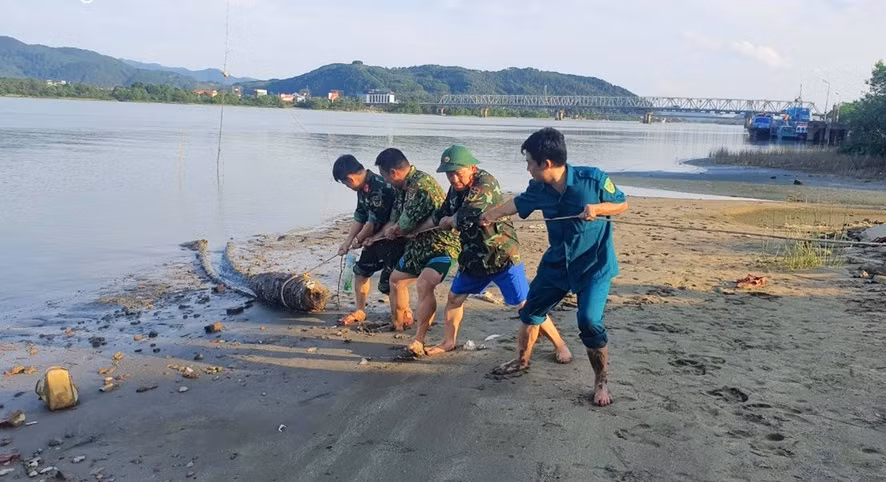 Lực lượng chức năng tiến hành trục vớt và tiêu hủy thành công quả bom. (Ảnh: Trọng Kiên)