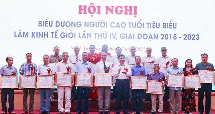 Tặng Bằng khen cho các cá nhân xuất sắc trong phong trào phát triển kinh tế. (Ảnh: Thanh Phúc)