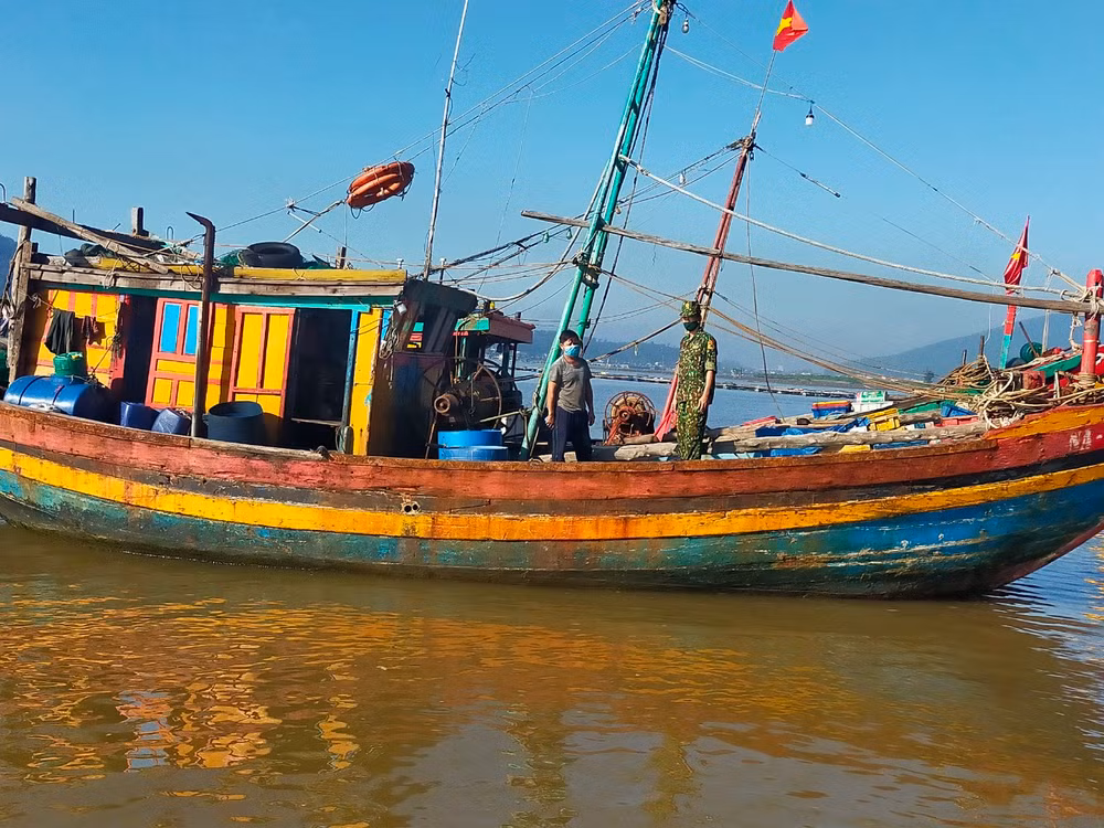 Kiểm tra giấy tờ liên quan đối với các tàu đánh cá tại các cửa lạch Nghệ An.