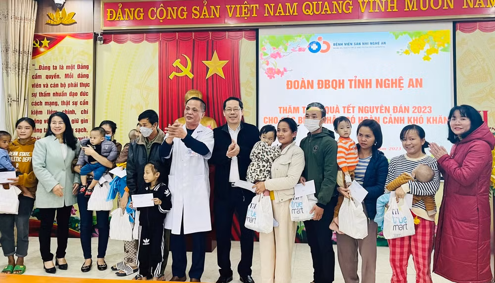 Đoàn đại biểu Quốc hội và Nhóm nữ đại biểu Quốc hội, Hội đồng nhân dân tỉnh Nghệ An trao quà Tết cho bệnh nhân đang điều trị tại Bệnh viện Sản Nhi Nghệ An. (Ảnh: Mai Hoa)