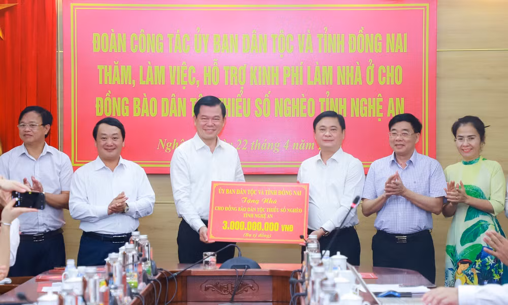 Các đồng chí lãnh đạo Ủy ban Dân tộc và tỉnh Đồng Nai trao 3 tỷ đồng hỗ trợ làm nhà ở cho đồng bào dân tộc thiểu số nghèo tỉnh Nghệ An.