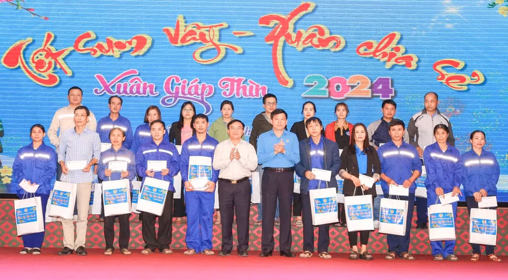 Liên đoàn Lao động Nghệ An tổ chức Chương trình “Tết sum vầy-Xuân chia sẻ”, trao quà cho công nhân lao động tiêu biểu có hoàn cảnh đặc biệt khó khăn.