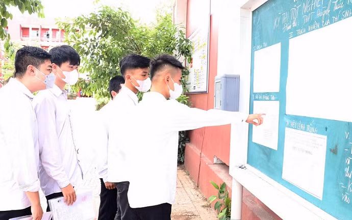 Thí sinh dự thi tại điểm thi Trường THPT Huỳnh Thúc Kháng xem số báo danh, phòng thi liên quan.