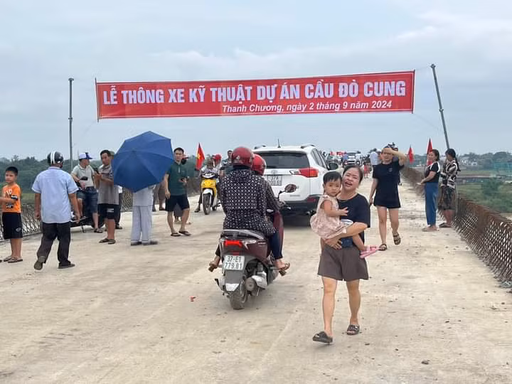 Người dân hai bên bờ sông Lam vui mừng trong ngày thông xe kỹ thuật cầu Đò Cung.