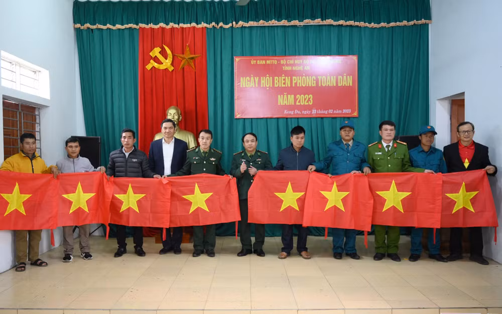 Trao cờ Tổ quốc cho người dân xã Keng Đu.