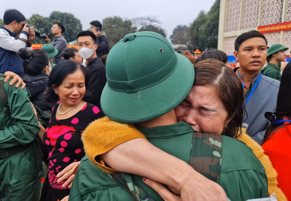 Bịn rịn trước lúc tạm biệt gia đình, người thân lên đường nhập ngũ.