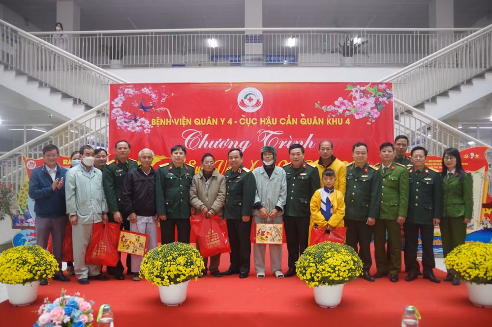 Lãnh đạo Bệnh viện Quân y 4 tặng quà cho các bệnh nhân.