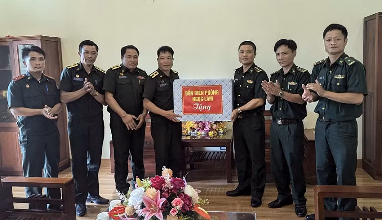 Đồn Biên phòng Ngọc Lâm tặng quà Đại đội Biên phòng 252.