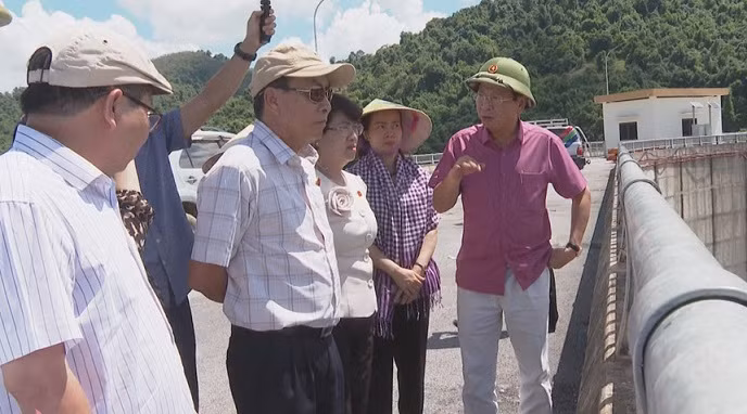 Đoàn công tác thị sát công trình hồ chứa nước Bản Mồng.