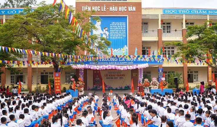 Lễ khai giảng năm học mới tại Trường tiểu học Làng Sen - quê Bác, ở xã Kim Liên, huyện Nam Đàn (Nghệ An).