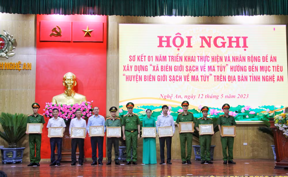 Khen thưởng cho các tập thể và cá nhân có thành tích xuất sắc trong thực hiện Đề án xây dựng "Xã biên giới sạch về ma tuý".