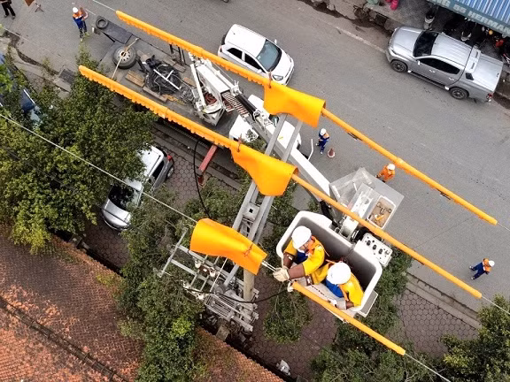 Điện lực Nghệ An thực hiện sửa chữa lưới điện bằng công nghệ Hotline, không gây gián đoạn quá trình sản xuất và sinh hoạt.